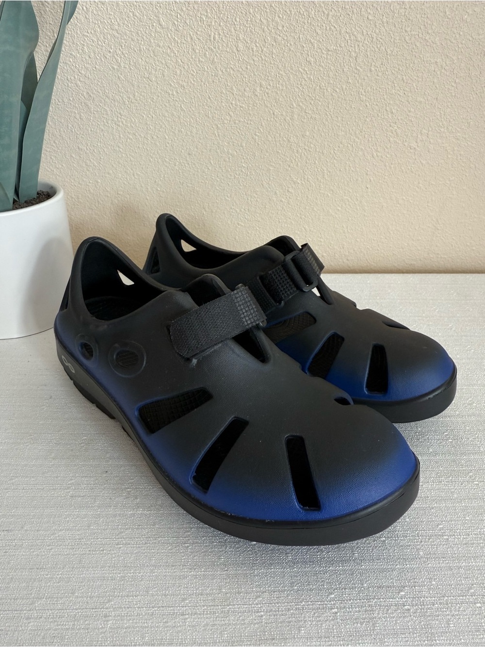 OOFOS Unisex Black and Blue Lightweight Slip-On Clog